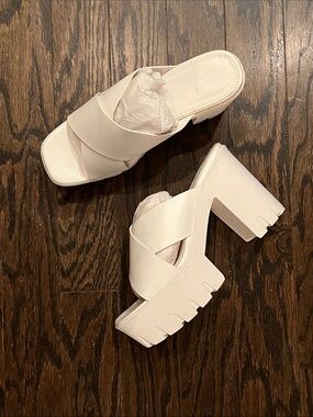 NWT LUGG MOTO PLATFORM 4" HEEL SLIDE - CRUELTY FREE FAUX-LEATHER
WHITE
ORIG BOX